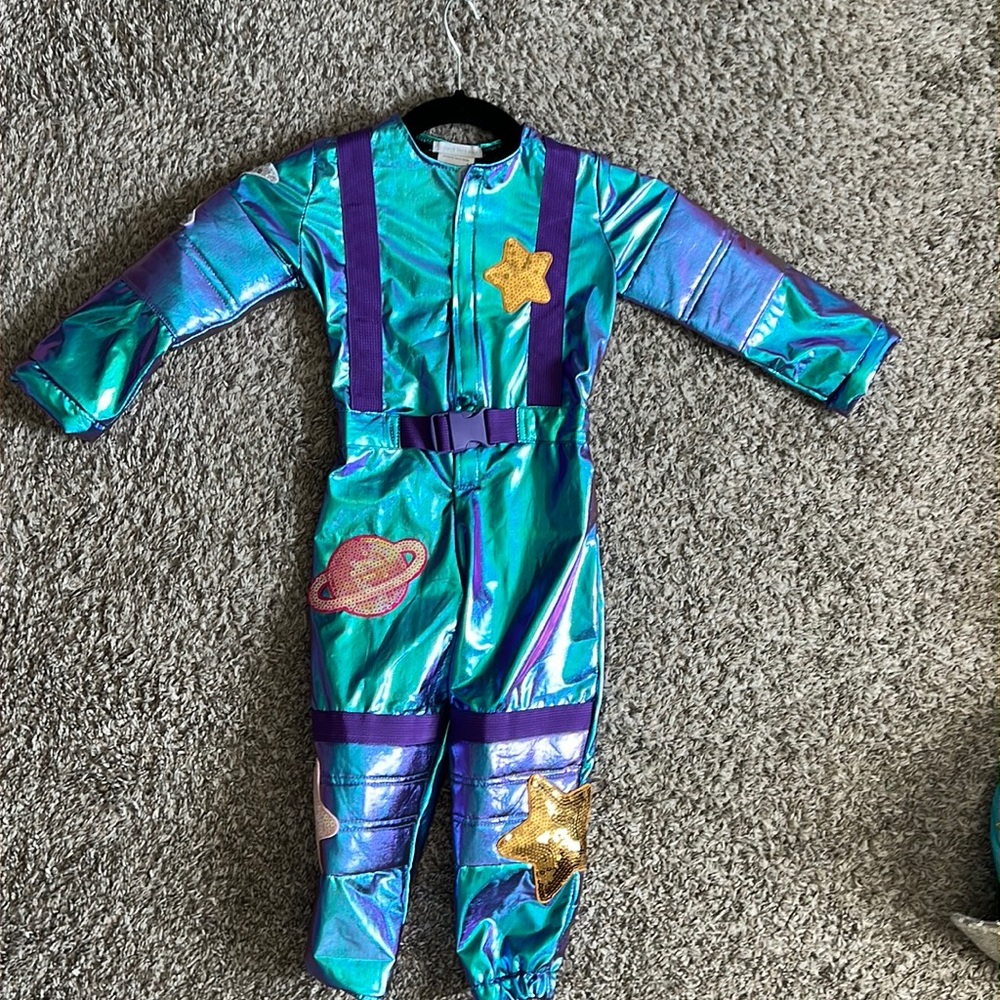Like new Pottery Barn kids astronaut costume and accessories. Fit 3T